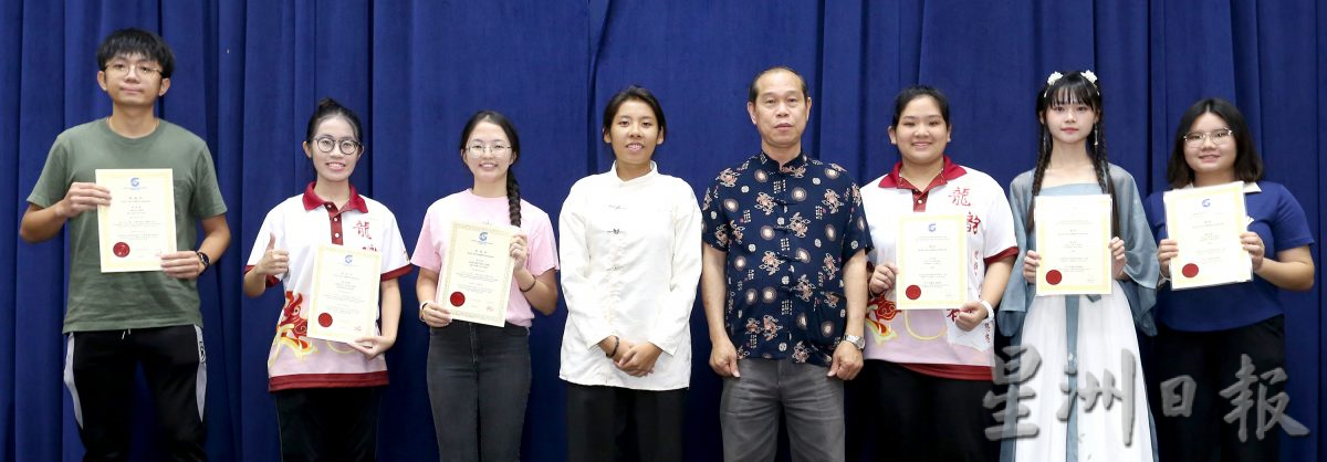 怡师范学院中文组《龙韵·贺新禧》 新春晚会传承中华文化