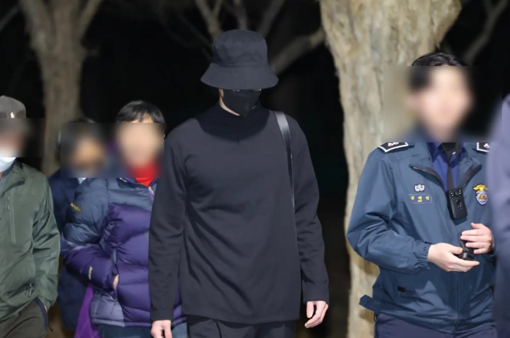 性侵醉女蹲5年牢出狱 郑俊英一身黑低头闪离