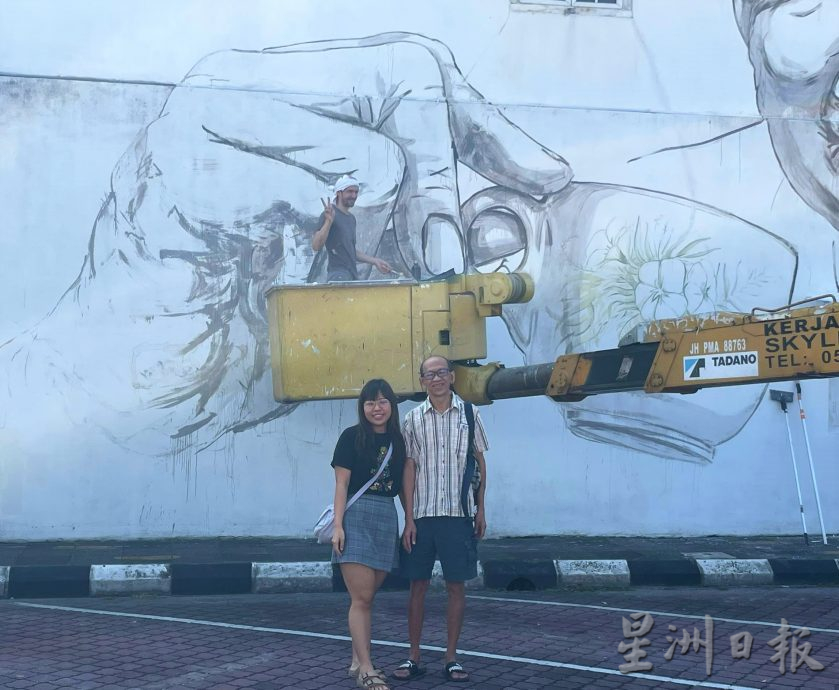 恩尼斯修复“老人喝白咖啡”壁画 直呼天气太热了