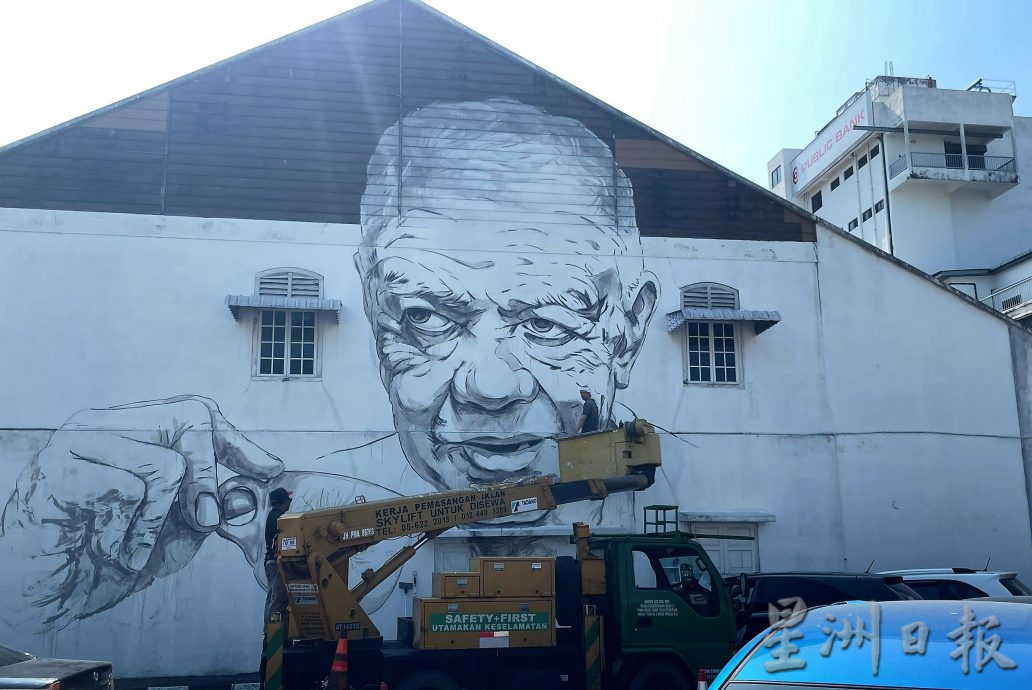 恩尼斯修复“老人喝白咖啡”壁画 直呼天气太热了