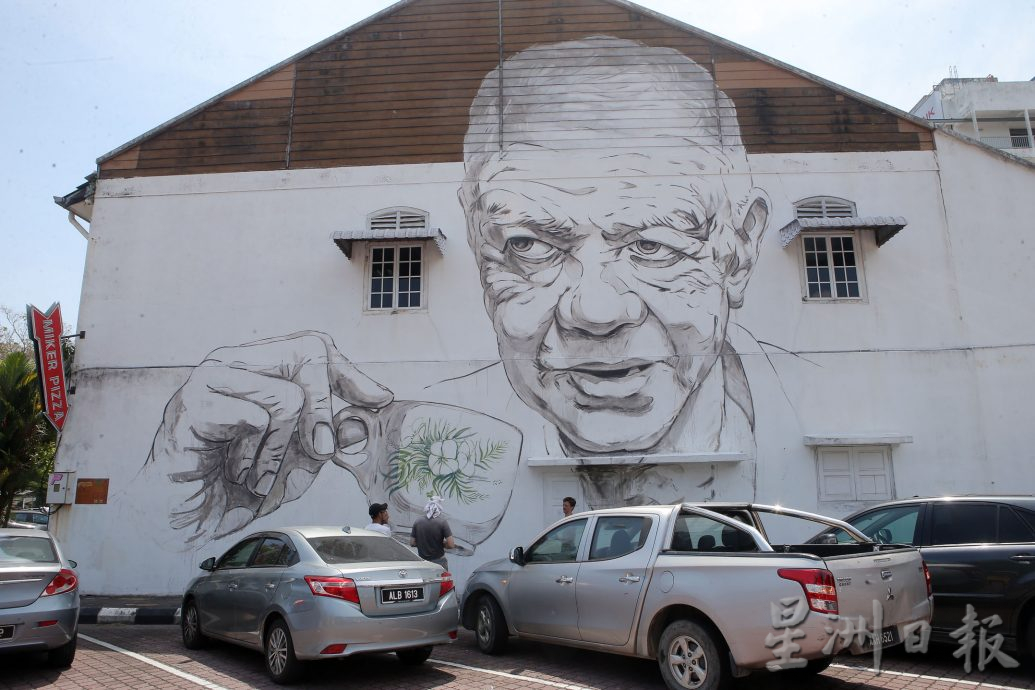 恩尼斯修复“老人喝白咖啡”壁画 直呼天气太热了