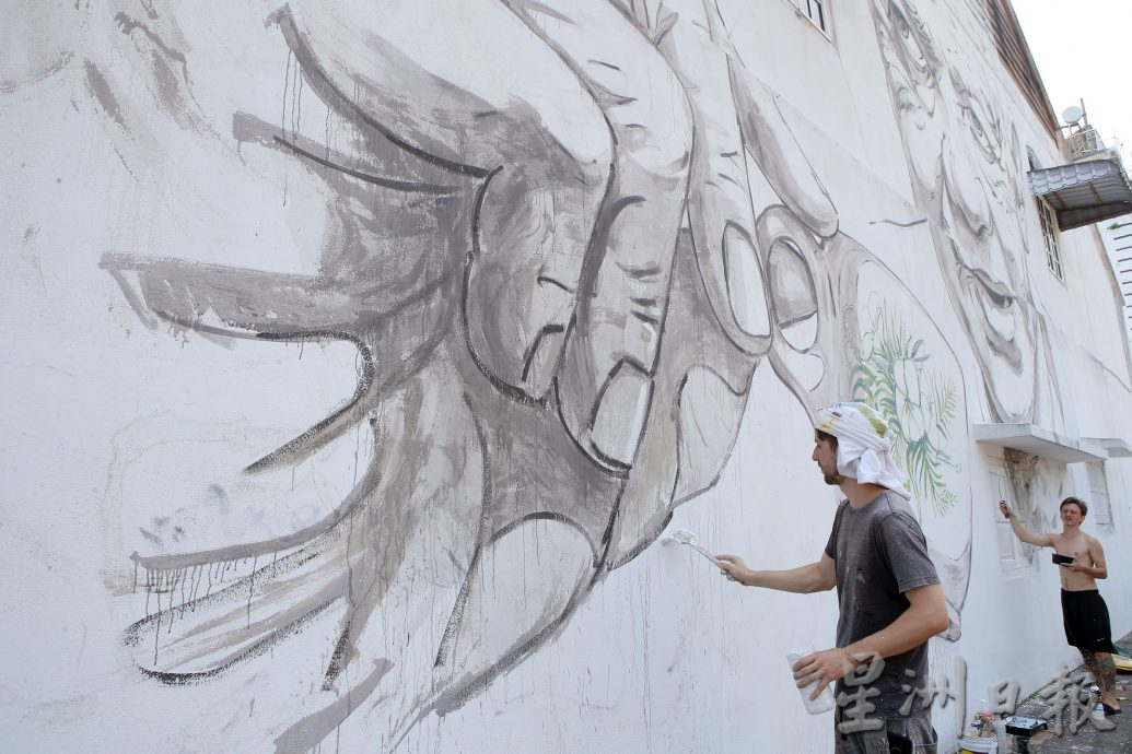 恩尼斯修复“老人喝白咖啡”壁画 直呼天气太热了