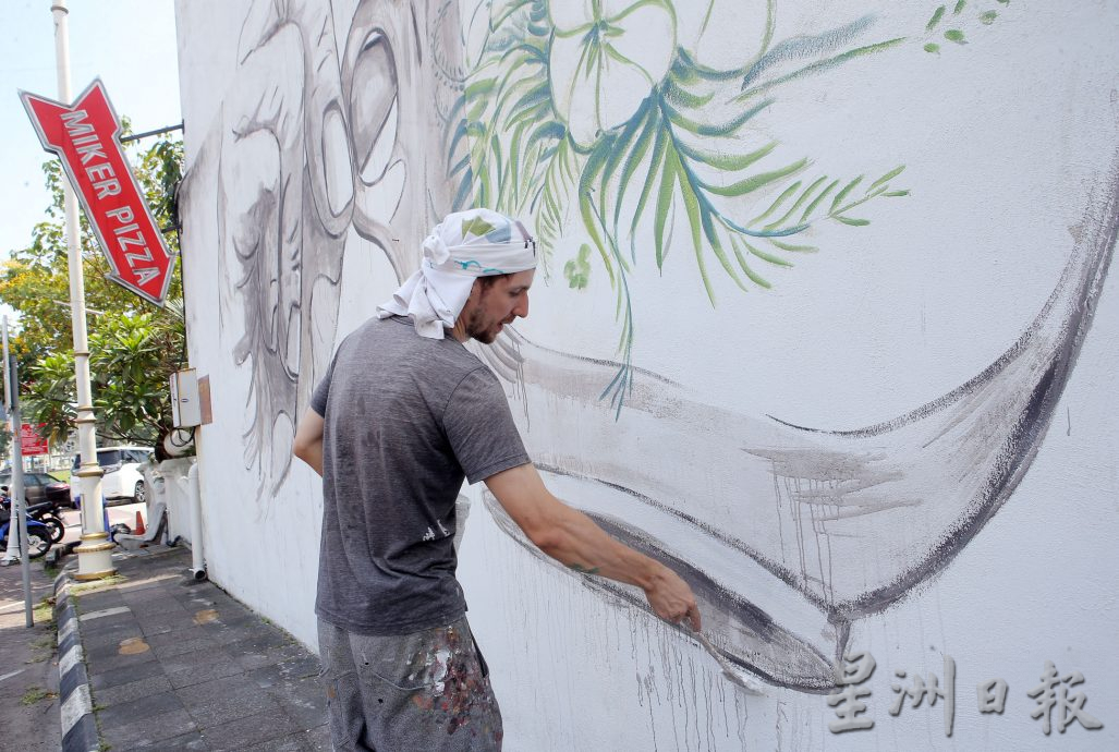 恩尼斯修复“老人喝白咖啡”壁画 直呼天气太热了