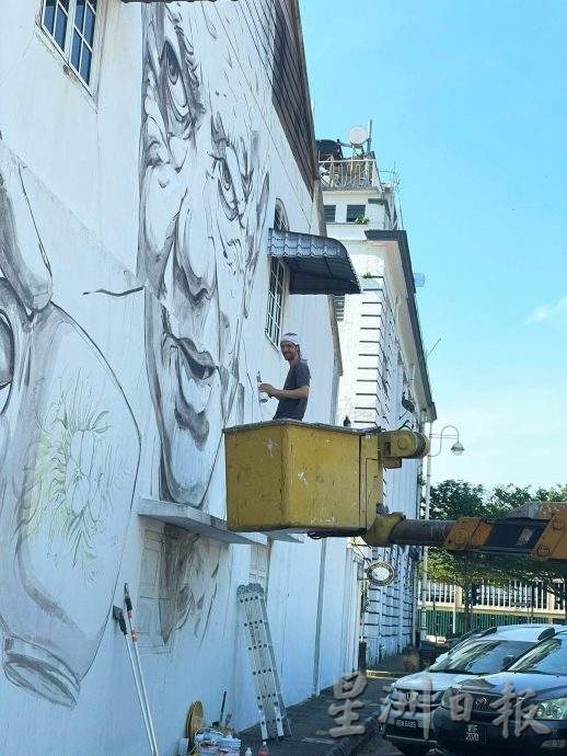 恩尼斯修复“老人喝白咖啡”壁画 直呼天气太热了