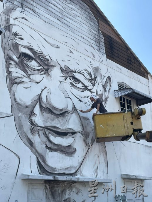 恩尼斯修复“老人喝白咖啡”壁画 直呼天气太热了