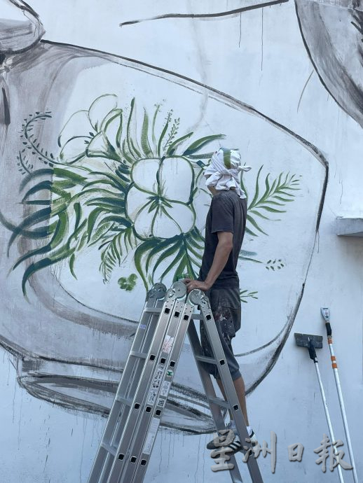 恩尼斯修复“老人喝白咖啡”壁画 直呼天气太热了