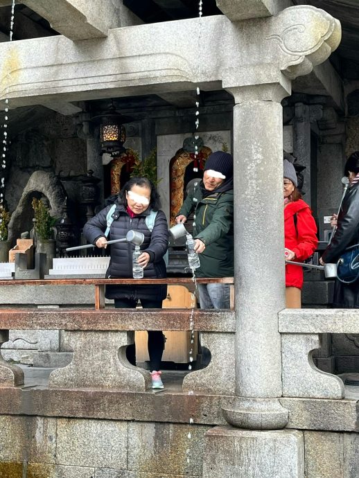 懒理后方排长龙 台旅游团胶瓶盛水被骂爆