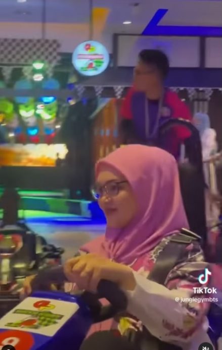 才如期举行万人演唱会 茜蒂精力旺盛为女儿庆生