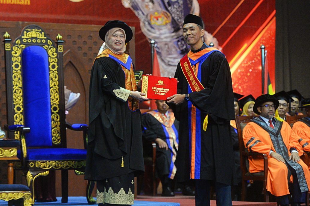 把学校内部问题上传至社交媒体,法丽娜:教育部会确保教师不违反指南