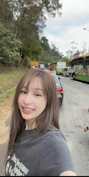 抵马困车龙逾半小时 王心凌惊呼：路边停车场