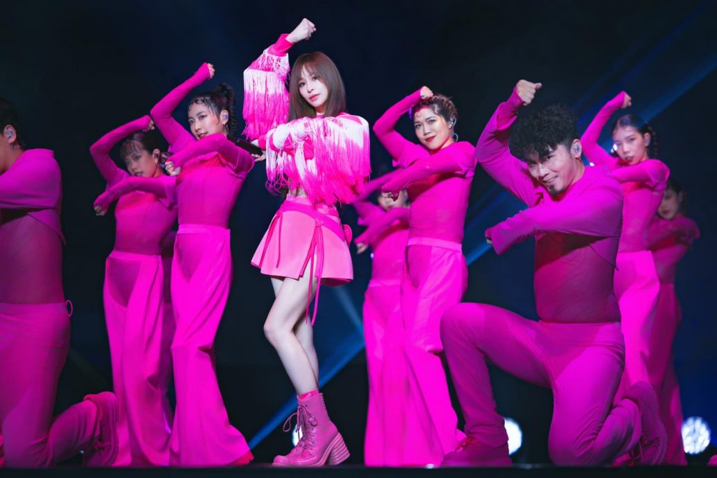 抵马困车龙逾半小时 王心凌惊呼：路边停车场