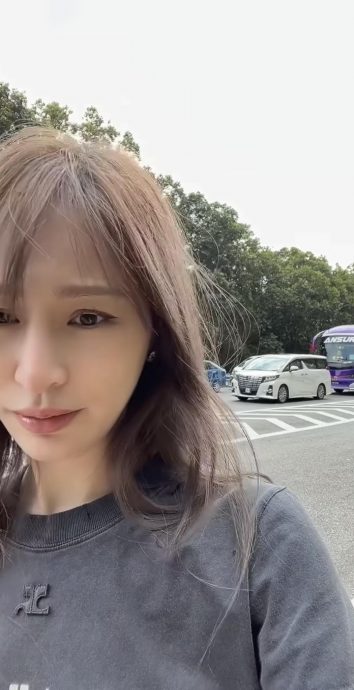 抵马困车龙逾半小时 王心凌惊呼：路边停车场