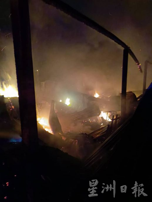 拉湾古打鱼塘  仓库起火毁80%