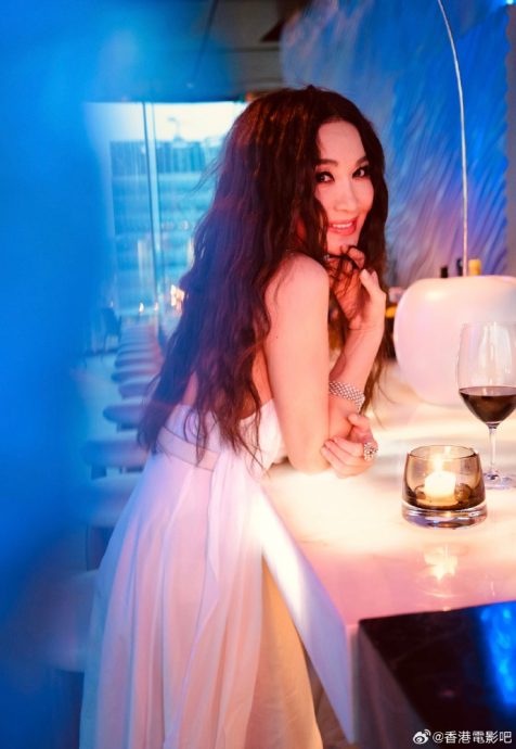 拍美照不慎被烛火烧头发 温碧霞:我差点毁容