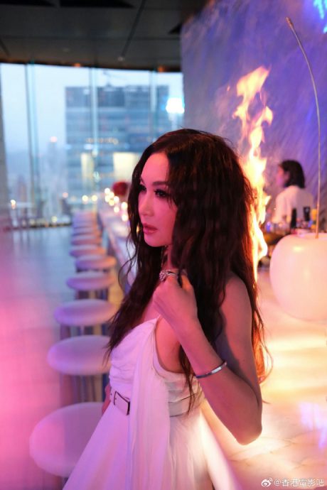 拍美照不慎被烛火烧头发 温碧霞:我差点毁容