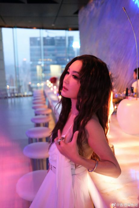 拍美照不慎被烛火烧头发 温碧霞:我差点毁容