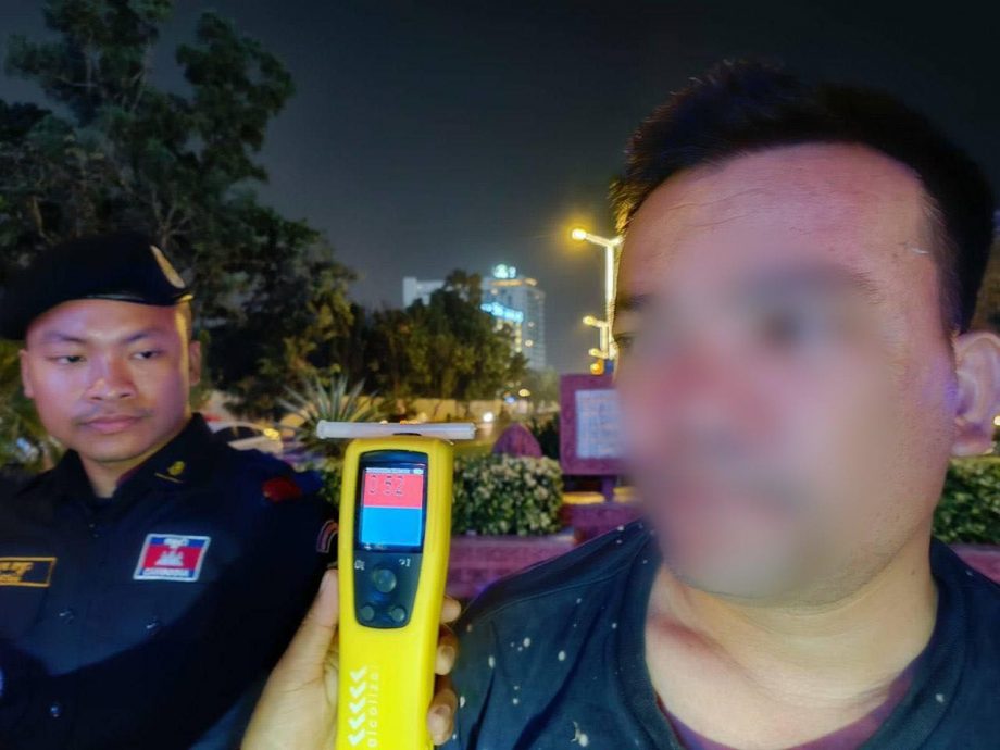 拒测酒精对女警袭胸 警局副局长被捕