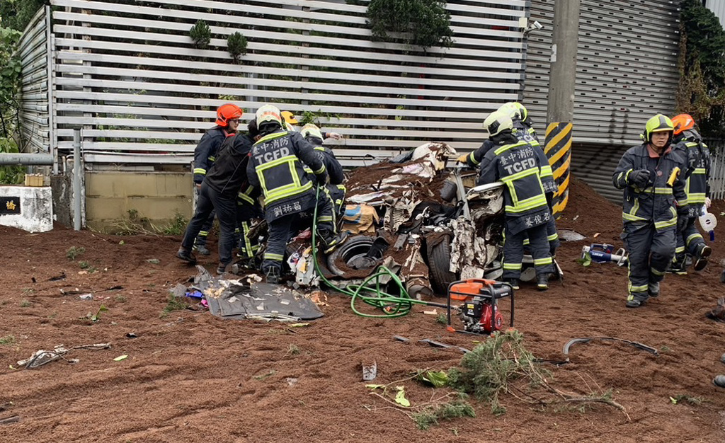 拖格罗里侧翻压毁休旅车 母送儿补习遇死神命垂危