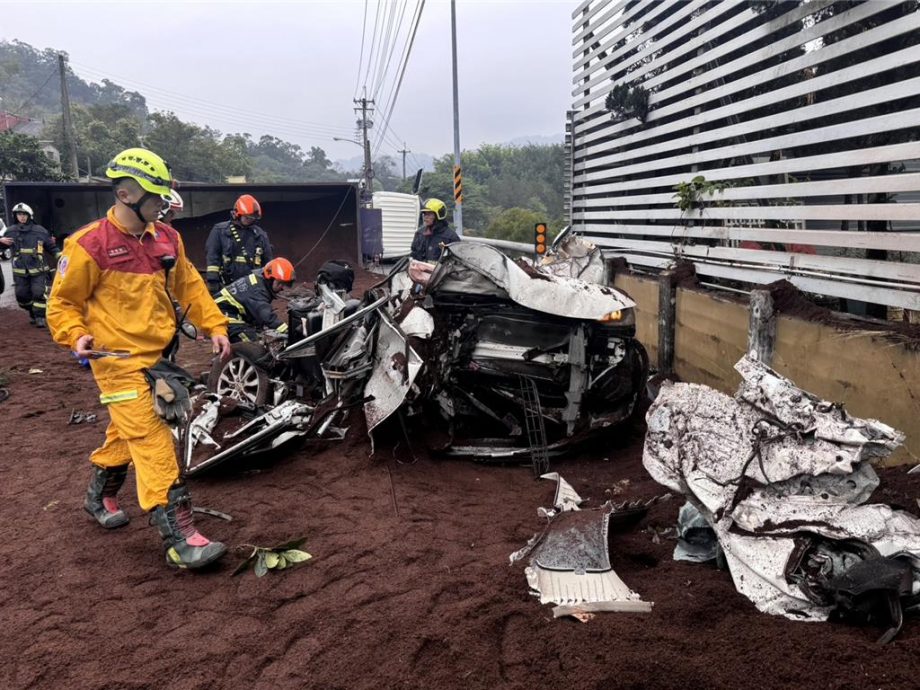 拖格罗里侧翻压毁休旅车 母送儿补习遇死神命垂危