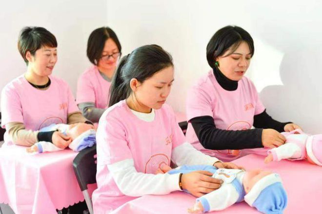 拼盘/ 已签 生龙宝宝潮致“一员难求” 中国陪月员月薪逾万排期已到年底