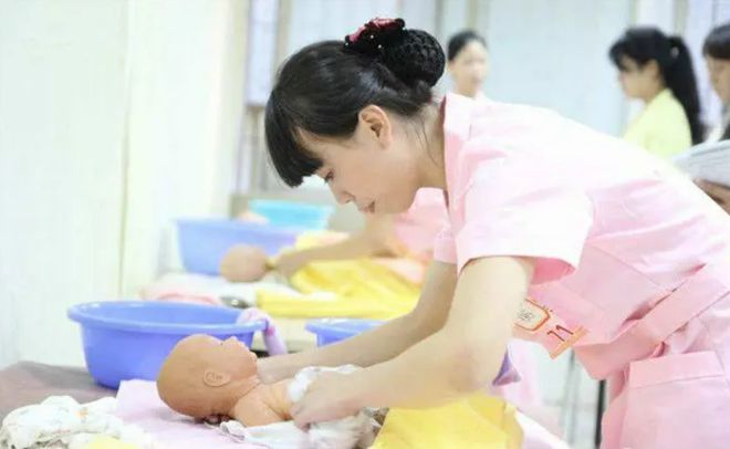 拼盘/ 已签 生龙宝宝潮致“一员难求” 中国陪月员月薪逾万排期已到年底