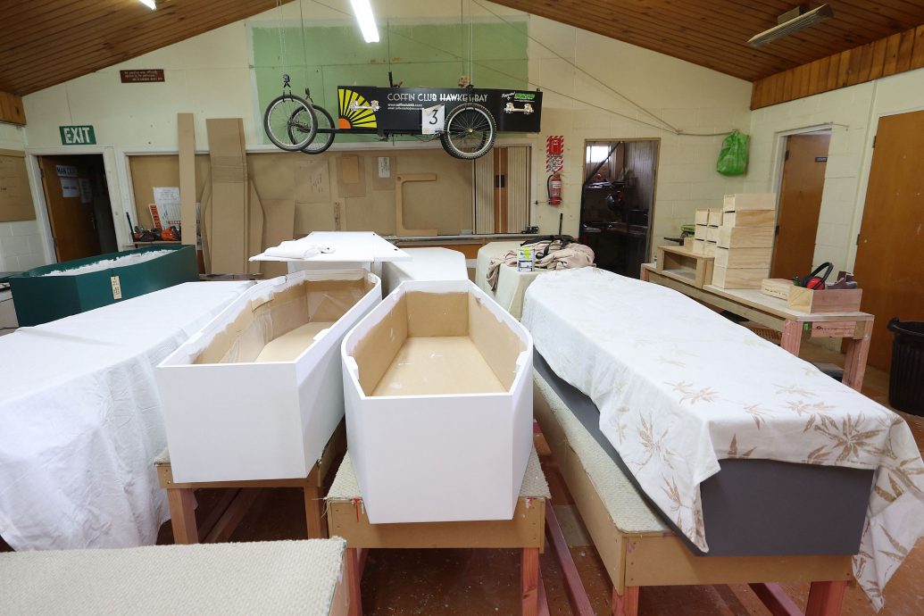 拼盘 边喝茶边打趣死亡 纽西兰老人DIY棺材 笑看人生终点