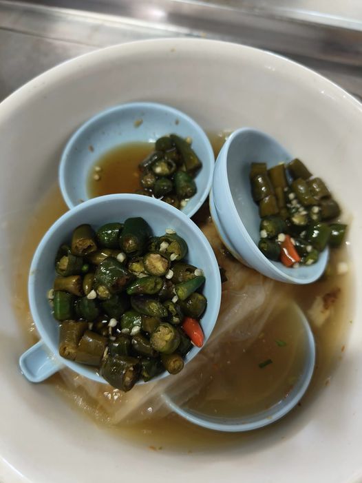 拿了3碟辣椒吃不完倒掉 摊主心痛：自己腌制的！