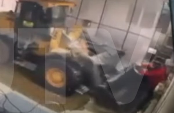 挖土机铲断妇人双腿! 上半身“摔进铲斗”恐怖画面曝光