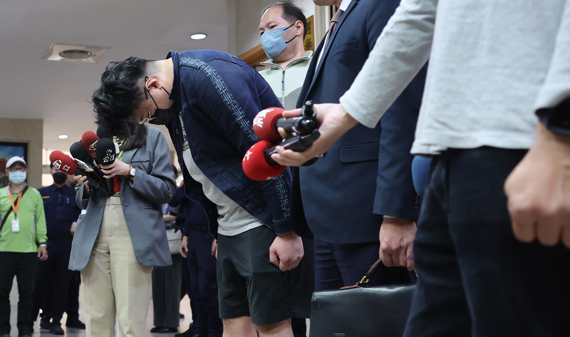 换图)黎仿轩鞠躬致歉