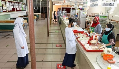   斋戒月营业额惨不忍睹 学校食堂业者：成本RM150只赚RM50！