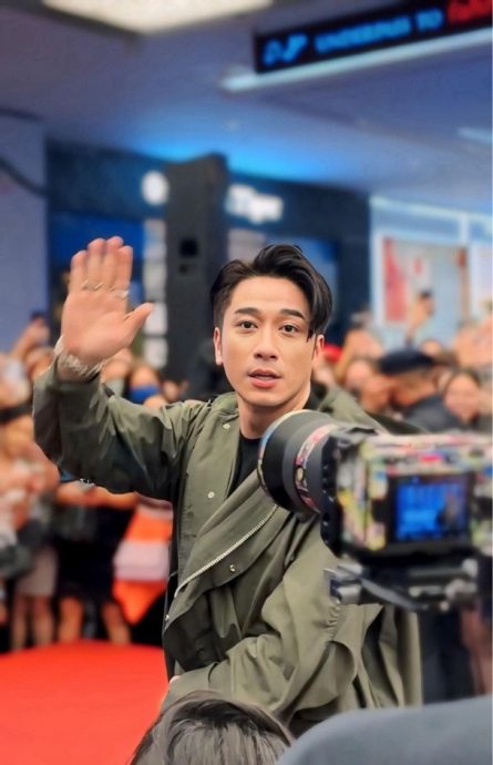 无视吴卓羲主动握手掀热议 女粉丝追悔“想打醒自己”