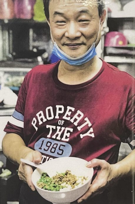 善心摊主回馈社会 免费擂茶请乐龄与残障人士