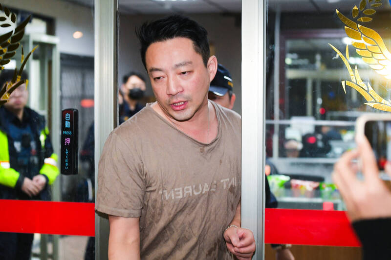 曝汪小菲失控原因​“被暗算” ​张兰轰大S引狼入室