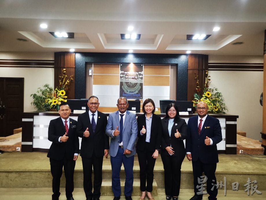 曼绒市议员22人宣誓 悬空4人