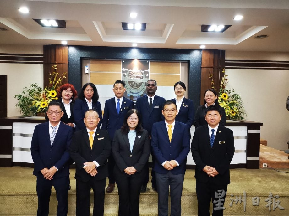 曼绒市议员22人宣誓 悬空4人