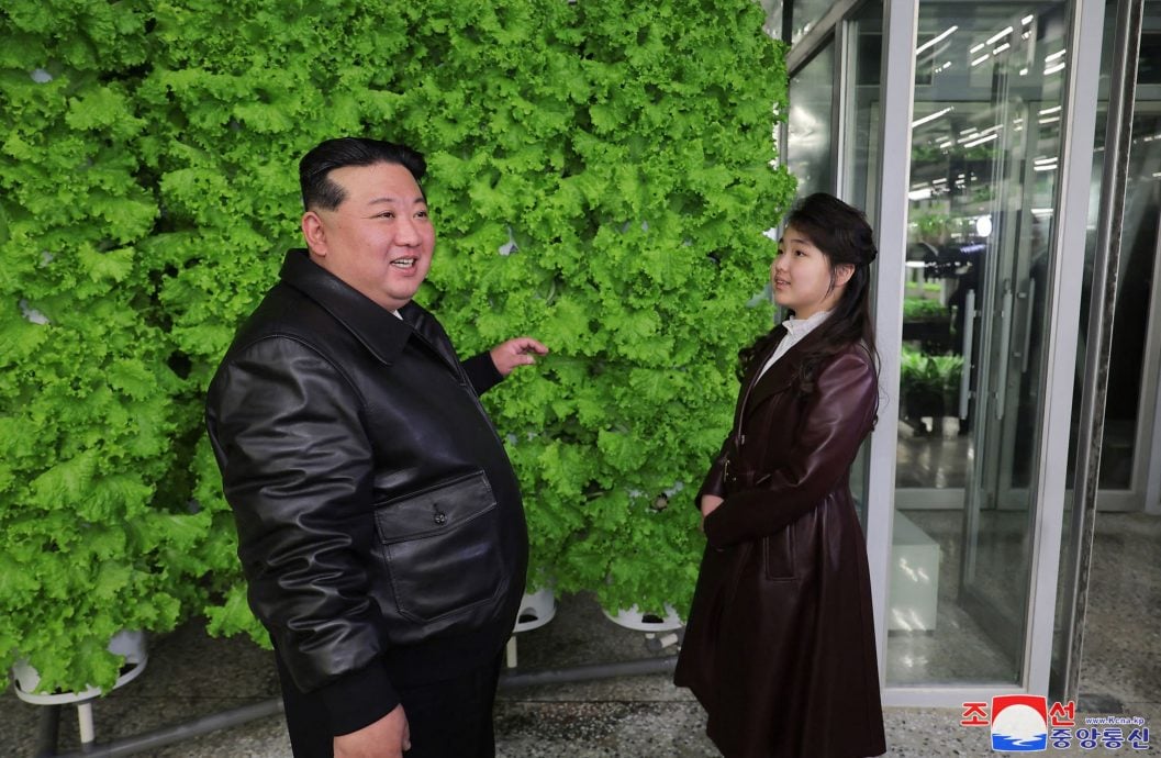 朝媒首称金主爱为“伟大的向导” 分析人士：显接班人地位