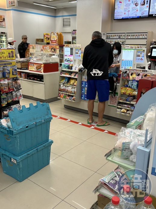 李铭顺台北被捕获 短裤夹脚拖趴趴走