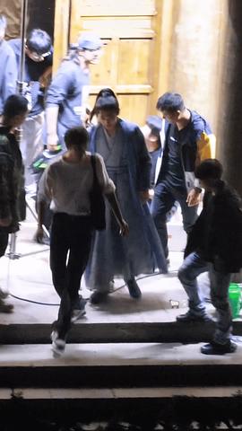 杨洋疑旧伤复发 暴瘦撑拐杖入院