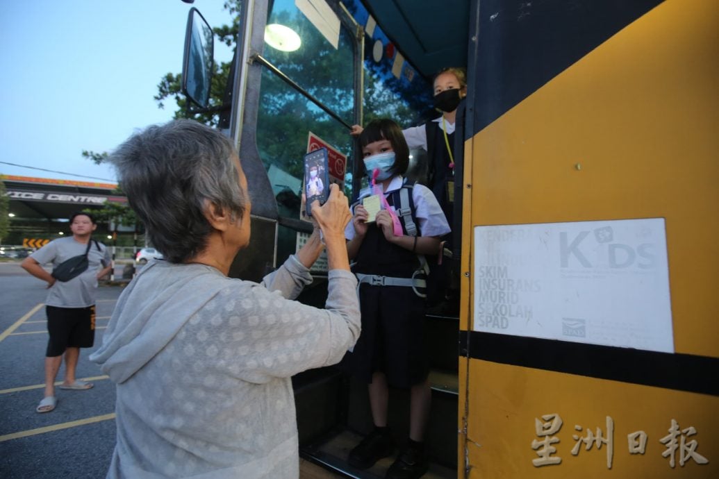 柔：【特稿】：越堤族车霸占车道，国光一校单班制首日，校门前交通陷入大混乱！