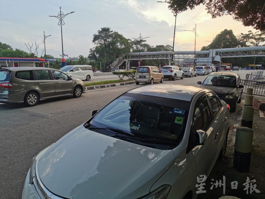 柔:【特稿】:越堤族车霸占车道,国光一校单班制首日,校门前交通陷入大混乱!