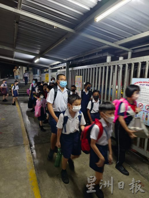 柔:【特稿】:越堤族车霸占车道,国光一校单班制首日,校门前交通陷入大混乱!