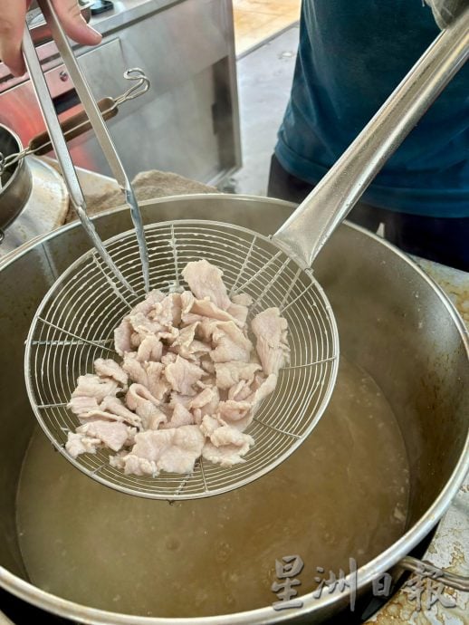 柔:【食客指路】(3月19日刊):清甜汤头+鲜嫩肉片+粉面搭配,沙巴美食生肉面峇株飘香