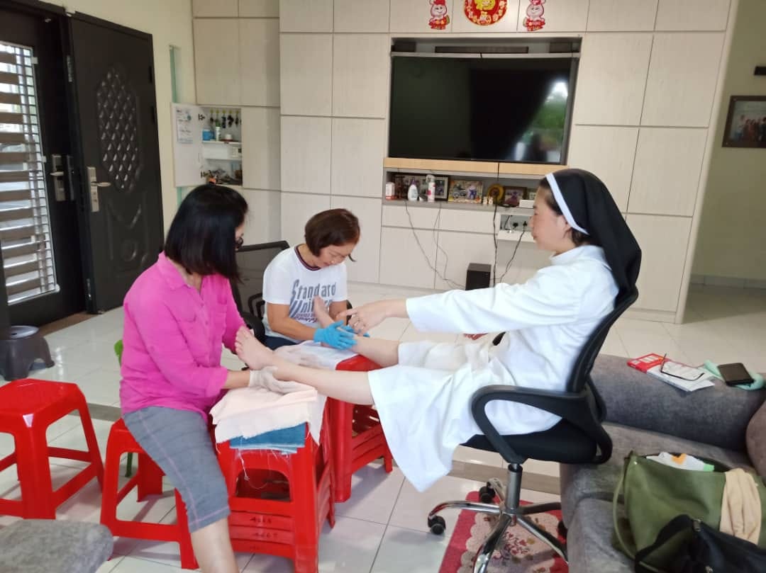 柔：善心美事（3月20日见报）：“授人以鱼，不如授人以渔” 汤燕芬蔡琼香足疗法助人也鼓励病患自学自疗