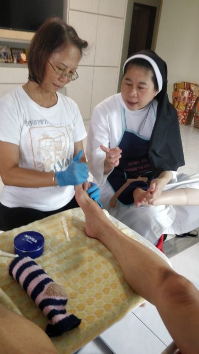 柔：善心美事（3月20日见报）：“授人以鱼，不如授人以渔” 汤燕芬蔡琼香足疗法助人也鼓励病患自学自疗