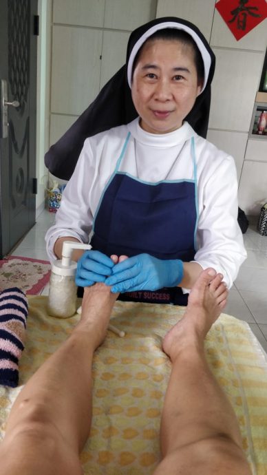 柔：善心美事（3月20日见报）：“授人以鱼，不如授人以渔” 汤燕芬蔡琼香足疗法助人也鼓励病患自学自疗