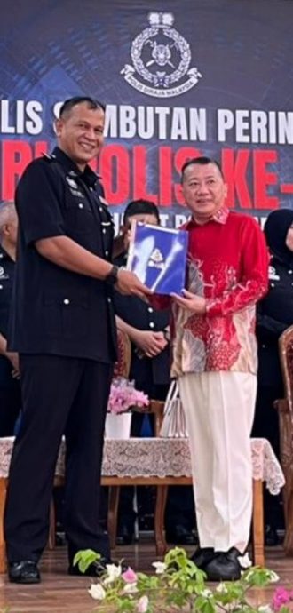 柔：封面副文：新闻：居銮警察日庆典  10人获得表扬状