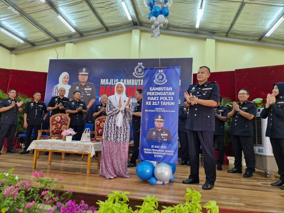 柔:封面副文:新闻:居銮警察日庆典 10人获得表扬状
