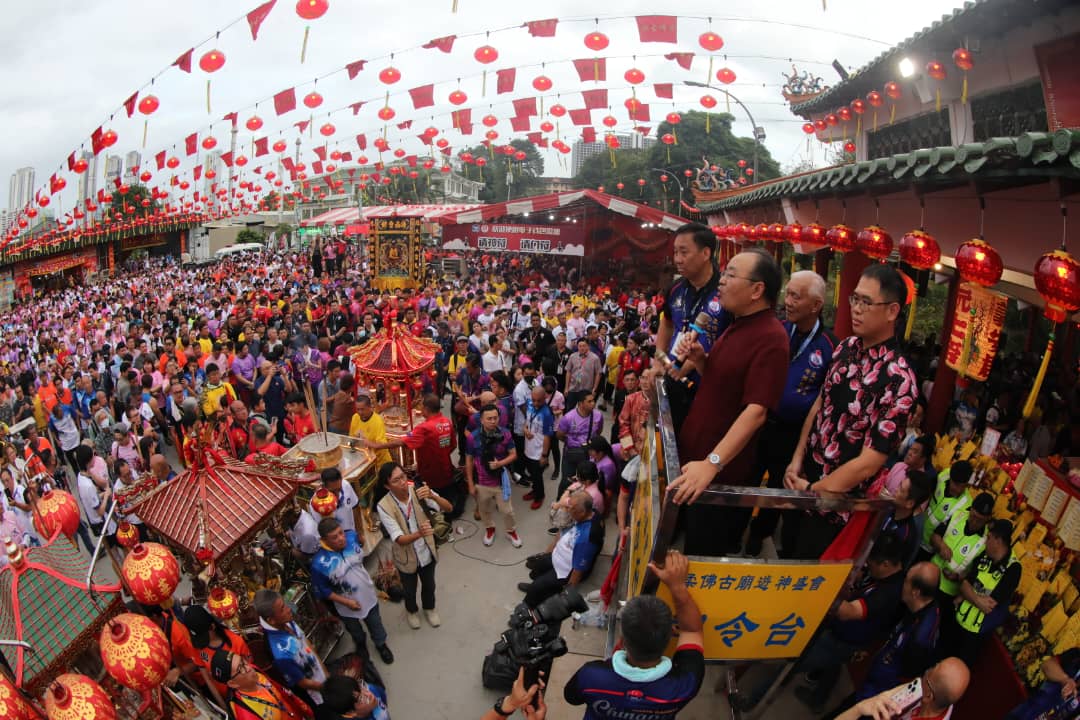 柔:封面补文:柔大臣拨20万予新山中华公会及五帮会馆