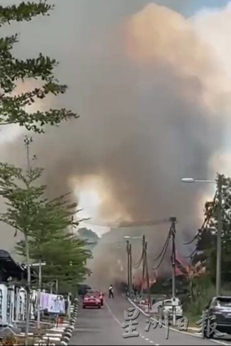 柔:巴罗首都花园草芭一连两日着火