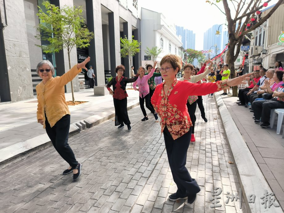 柔:新山四帮会馆妇女组 “舞动”陈旭年街